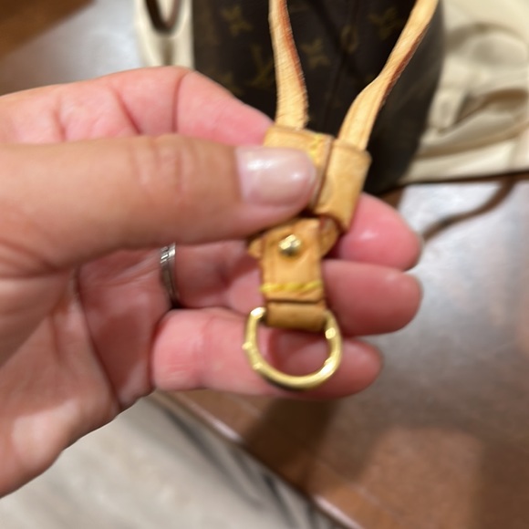 Adorable pre loved small never full authentic Louis Vuitton bag - Picture 6 of 10
